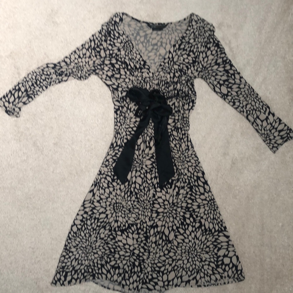 BCBG MAX AZARIA BLACK AND TAN FLOWERED DRESS